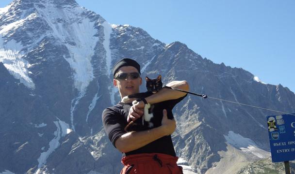 Мужчина два месяца дрессировал котенка Графа перед восхождением на Эльбрус